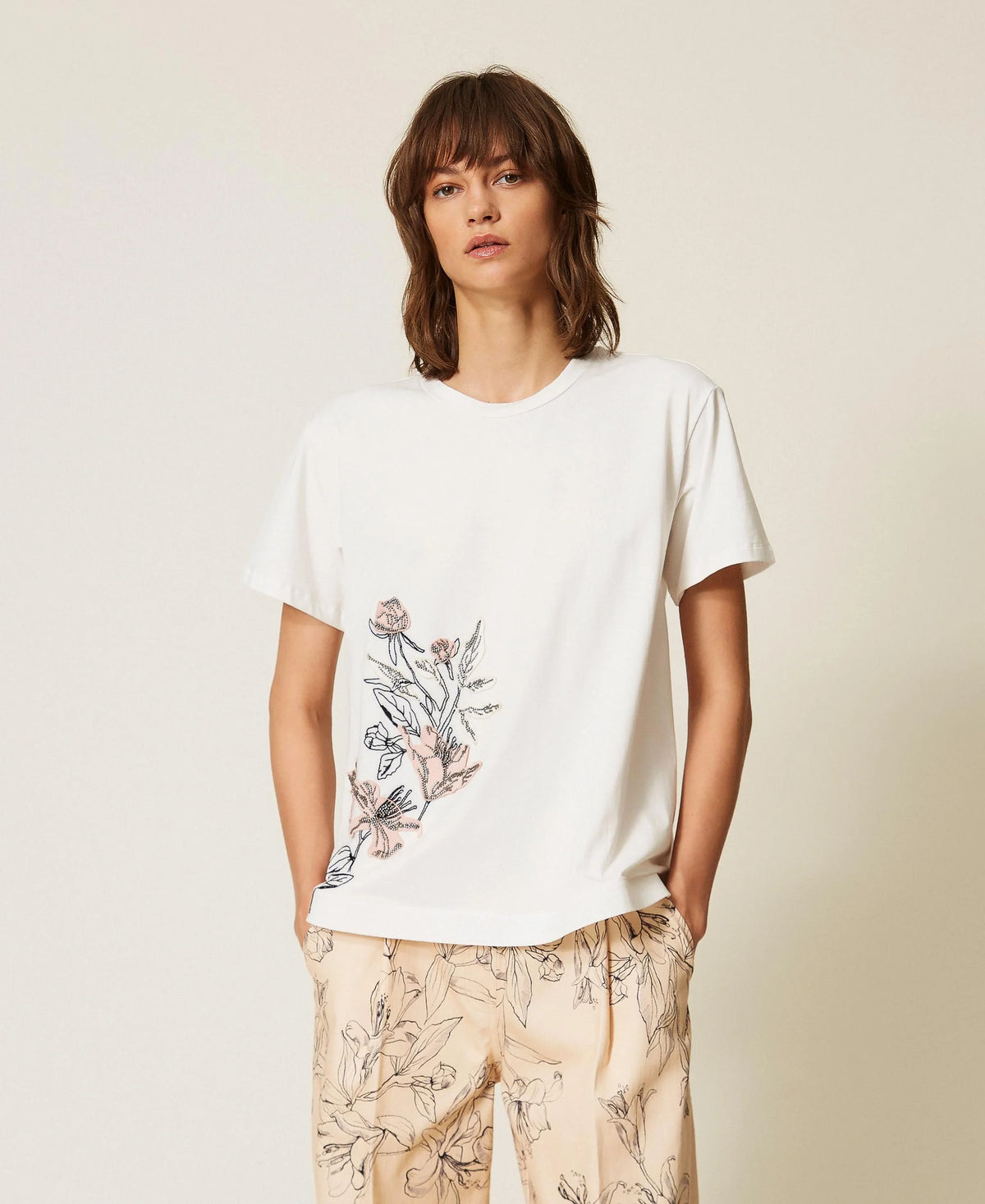 T-shirt con ricamo a fiori