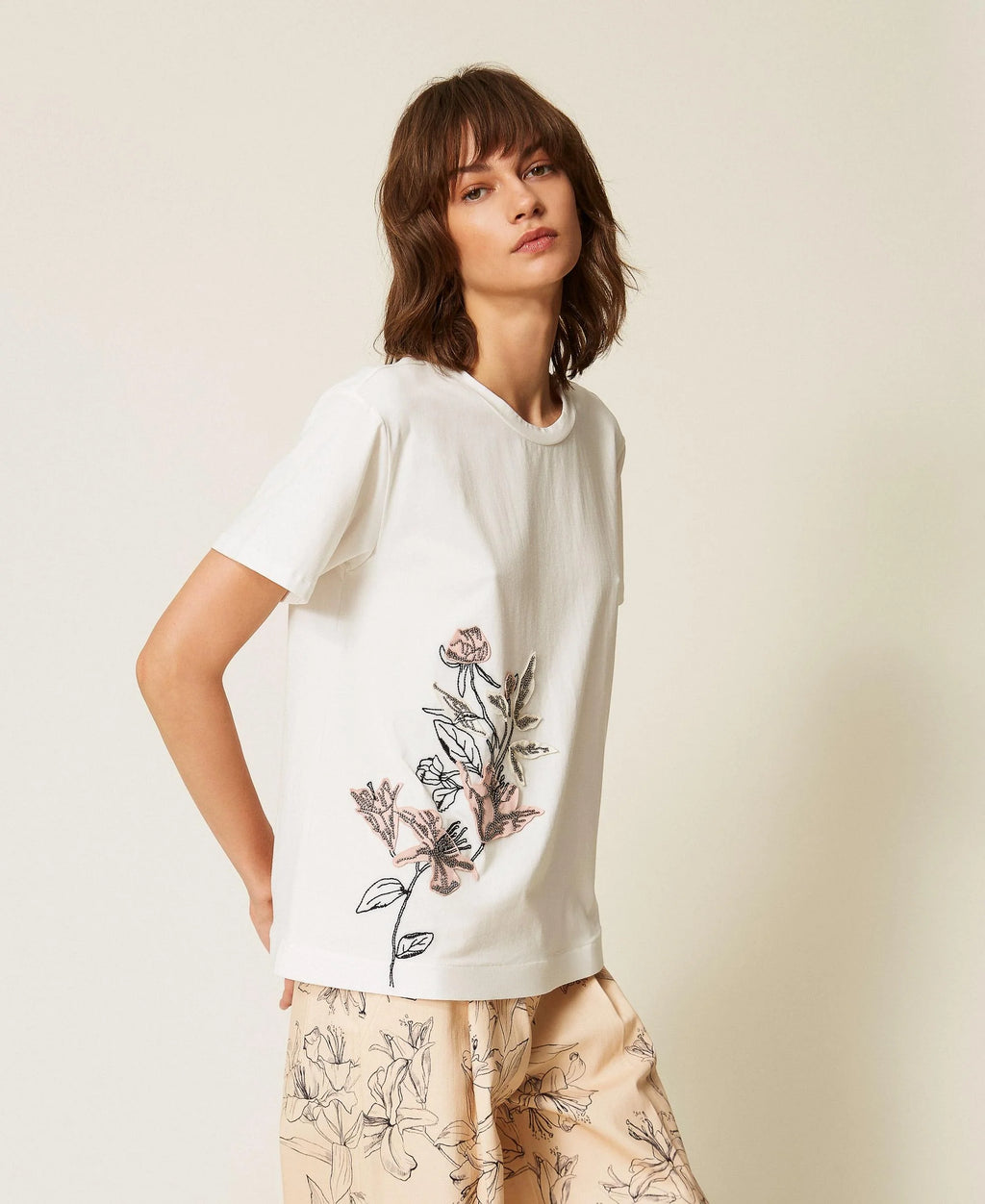 T-shirt con ricamo a fiori