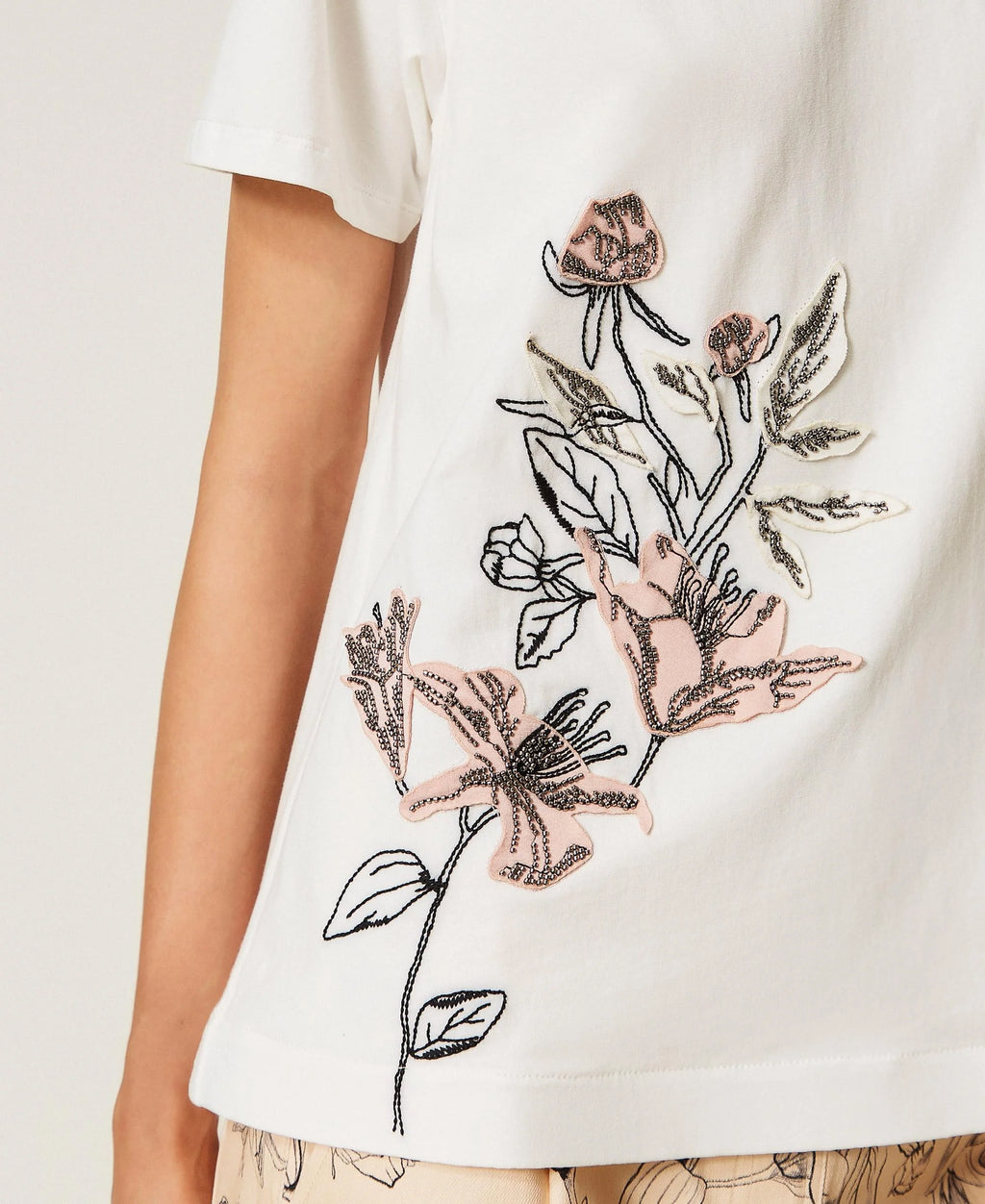 T-shirt con ricamo a fiori