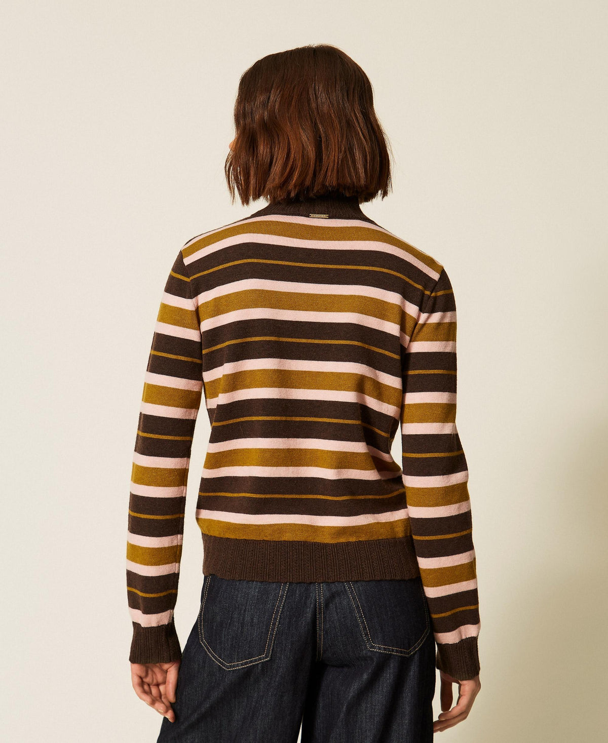 Maglia a lupetto con spilla