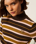 Maglia a lupetto con spilla