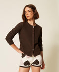 Cardigan con bottone smaltato