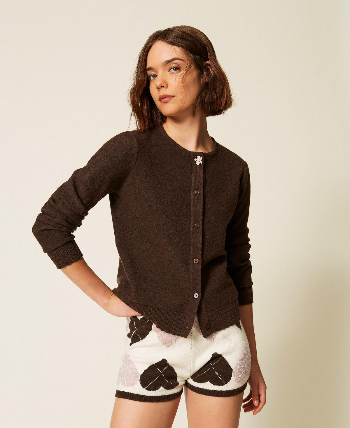 Cardigan con bottone smaltato