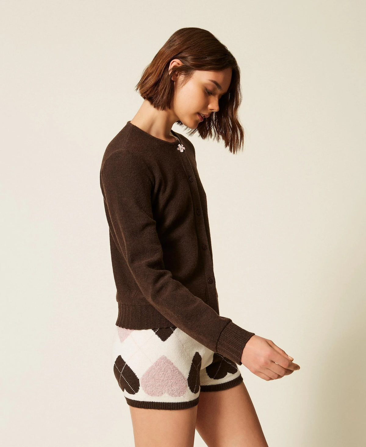 Cardigan con bottone smaltato