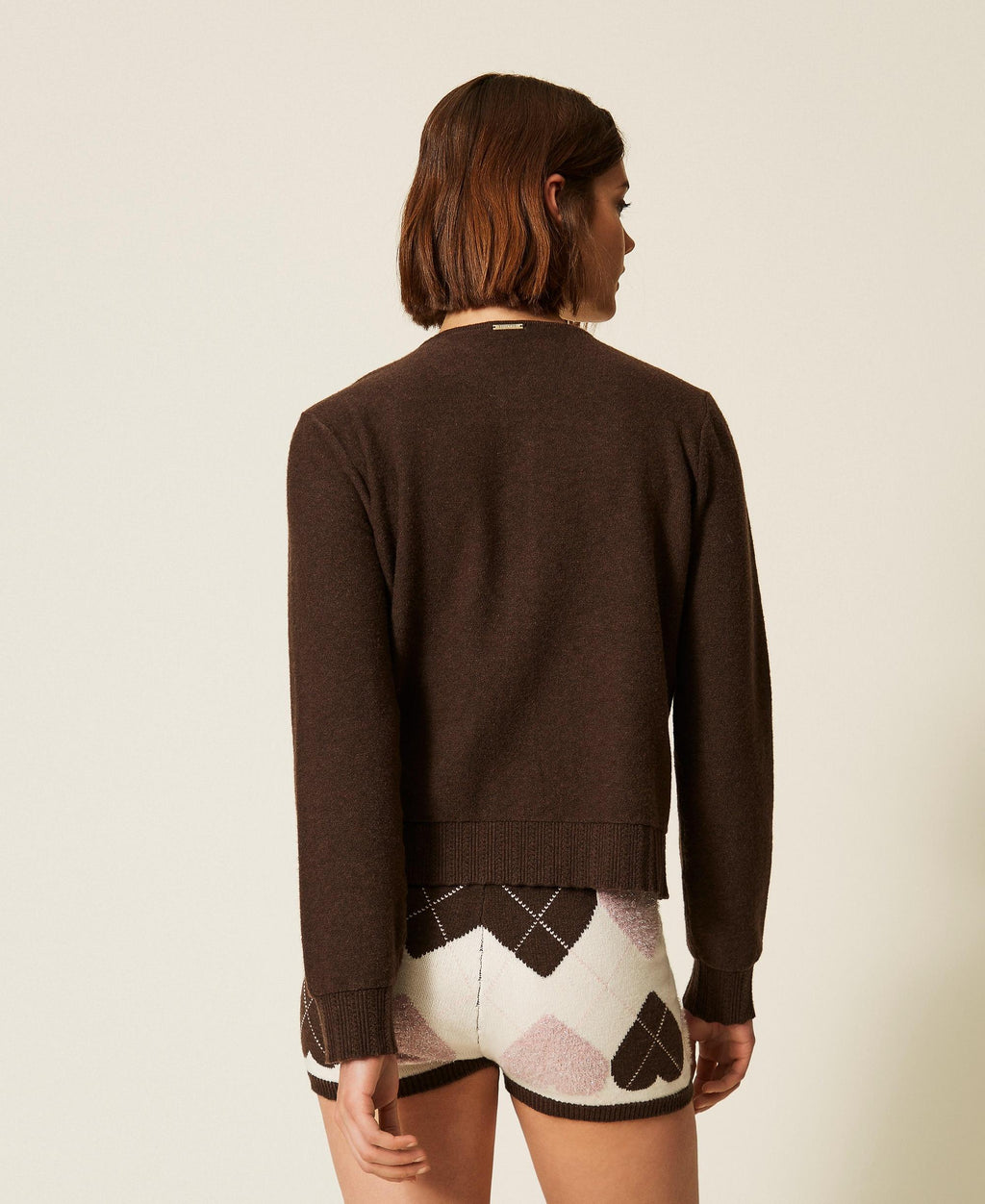 Cardigan con bottone smaltato