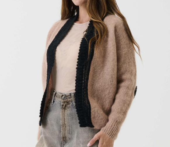 Cardigan di maglia caramello con inserti neri